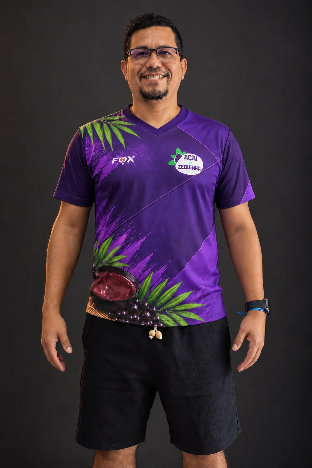Camisa básica — modelo masculino, vista de frente