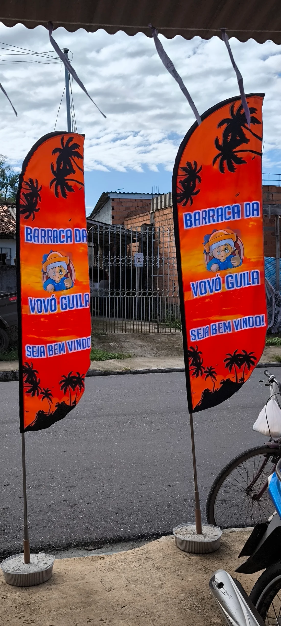 Dois wind banners laranja da Barraca da Vovó Gula, produzidos pela Fox Paper