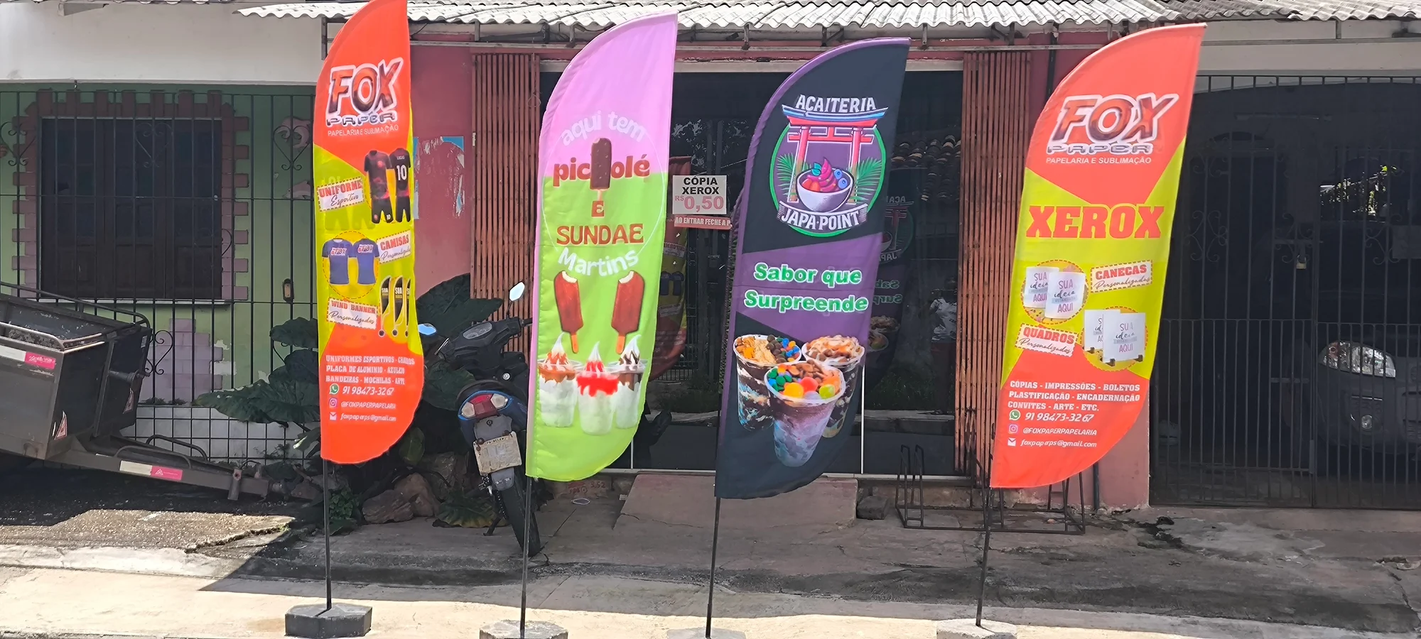 Wind banners produzidos pela Fox Paper em frente à loja em Mosqueiro